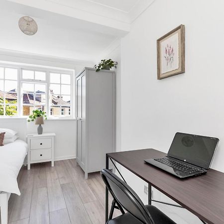 Modern Two Bedroom Apartment With Free Parking! Londyn Zewnętrze zdjęcie